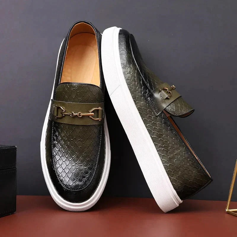 Herenschoenen met decoratieve gesp en witte zool