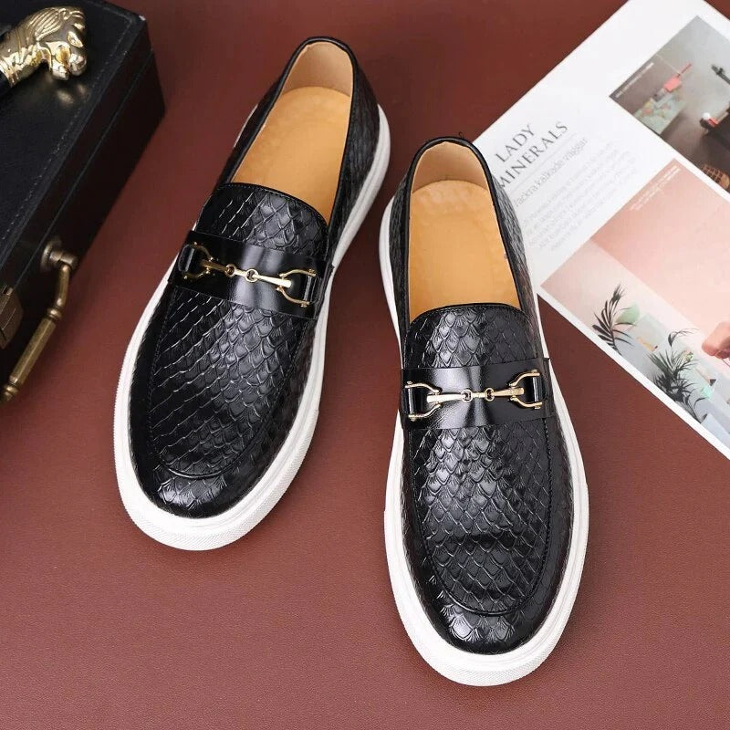 Herenschoenen met decoratieve gesp en witte zool