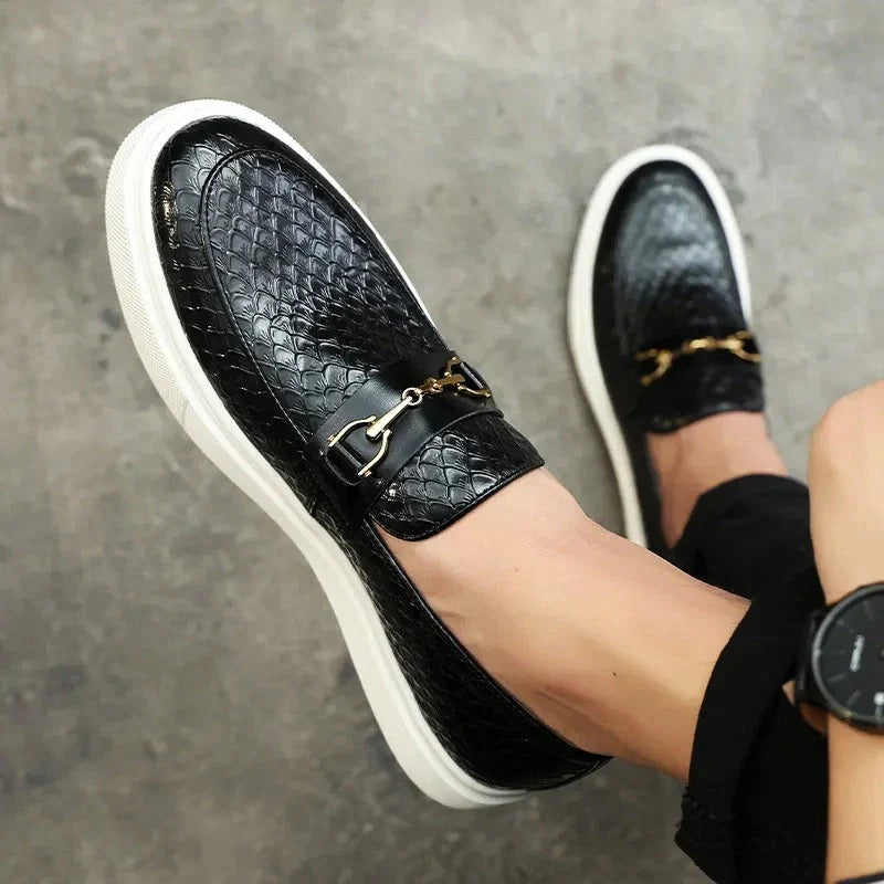 Herenschoenen met decoratieve gesp en witte zool
