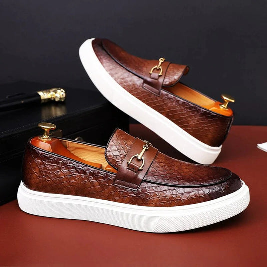 Herenschoenen met decoratieve gesp en witte zool