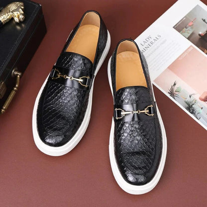 Herenschoenen met decoratieve gesp en witte zool